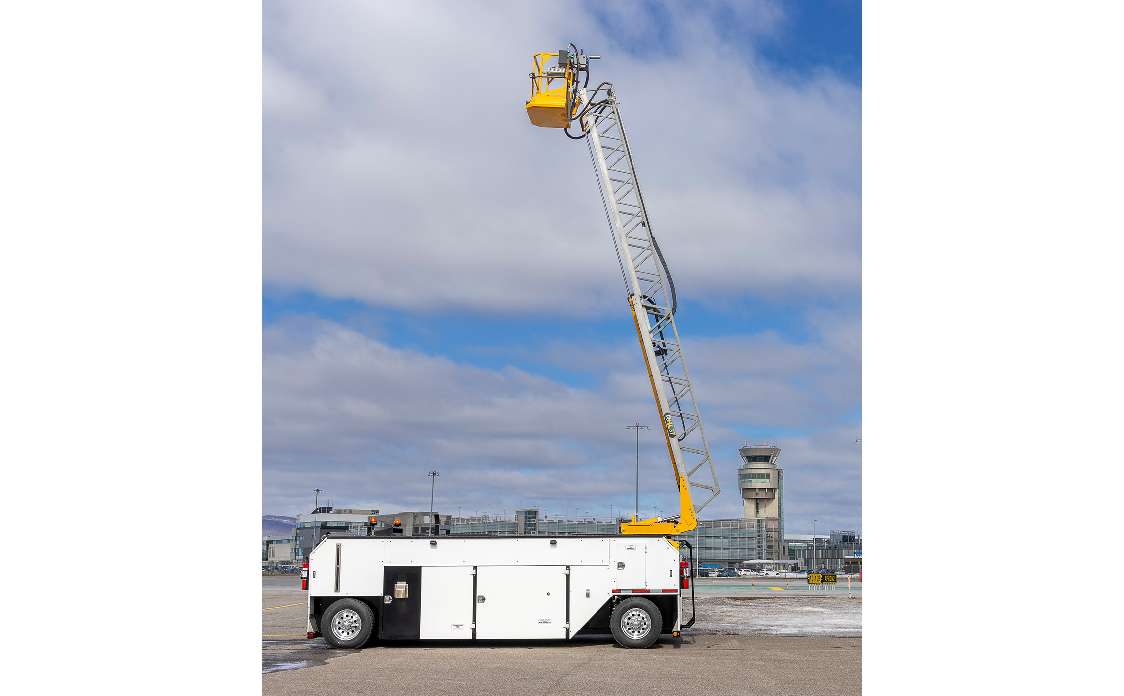 aircraft deicing truck